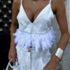 Bílý elegantní crop top KINCELES s peřím Velikost: M/L - Image 3