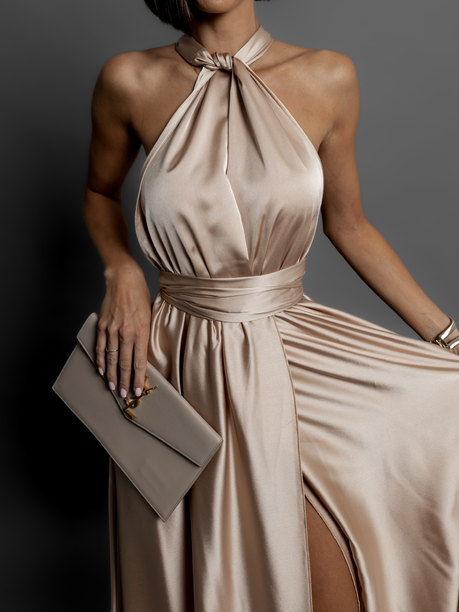 Béžové lesklé šaty VALERDI s variabilním vázáním a rozparkem Velikost: ONESIZE - Obrázek 3