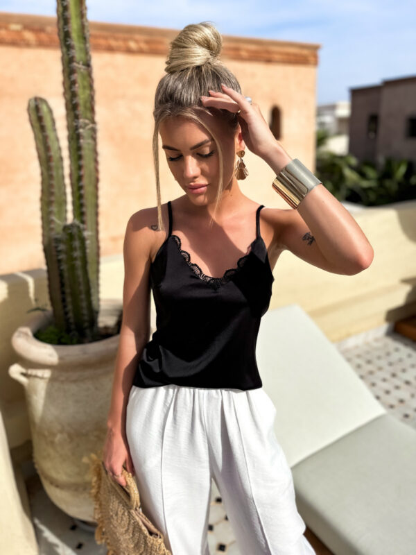 Černý saténový elegantní top FLAVIOS s krajkou Velikost: M/L