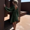 Khaki krátké mušelínové šaty ABACUT s výstřihem Velikost: ONESIZE - Obrázek 2