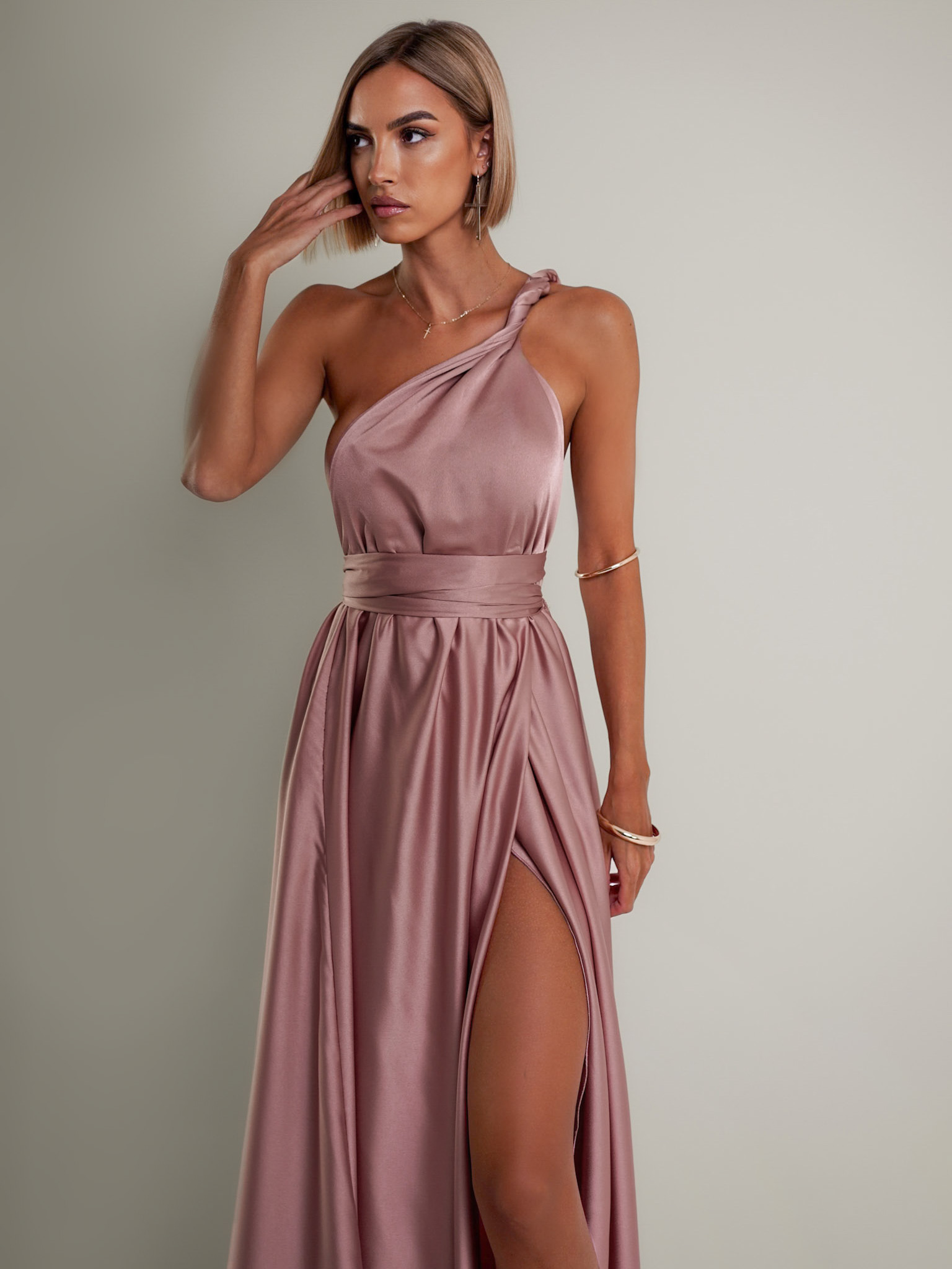 Starorůžové lesklé šaty VALERDI s variabilním vázáním a rozparkem - Obrázek 2
