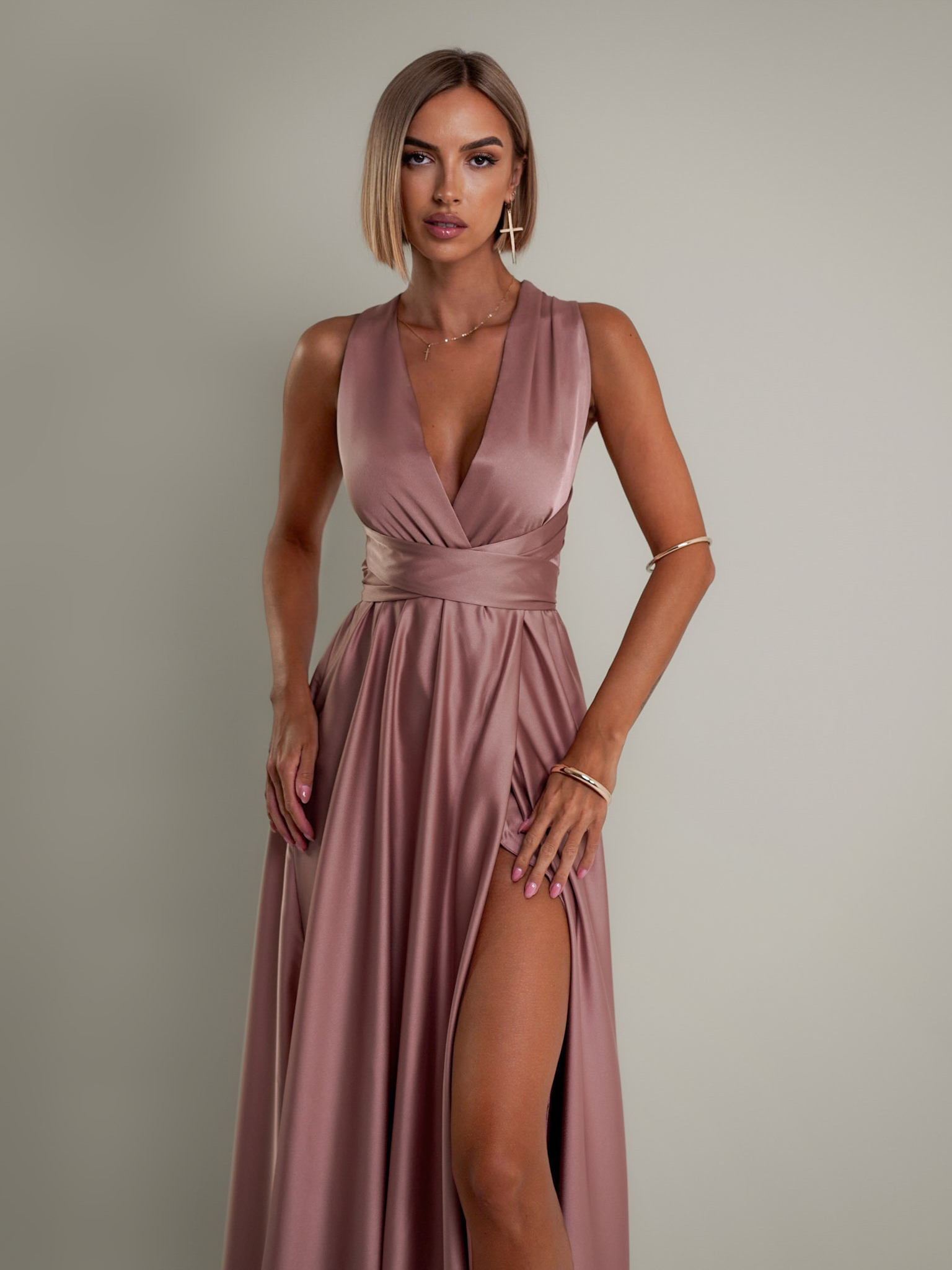Starorůžové lesklé šaty VALERDI s variabilním vázáním a rozparkem - Obrázek 3