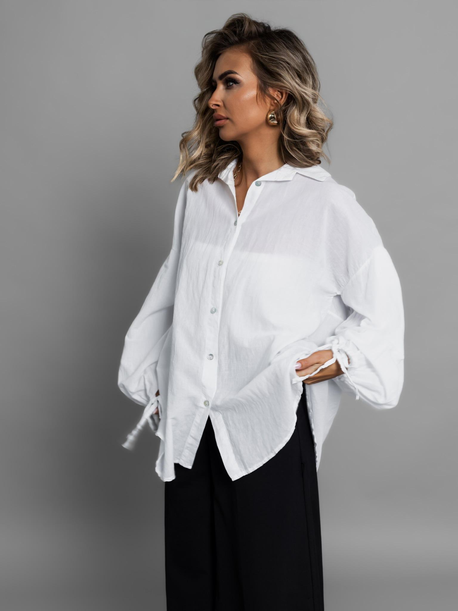 Bílá bavlněná basic oversize košile ALEEZA Velikost: ONESIZE - Obrázek 2
