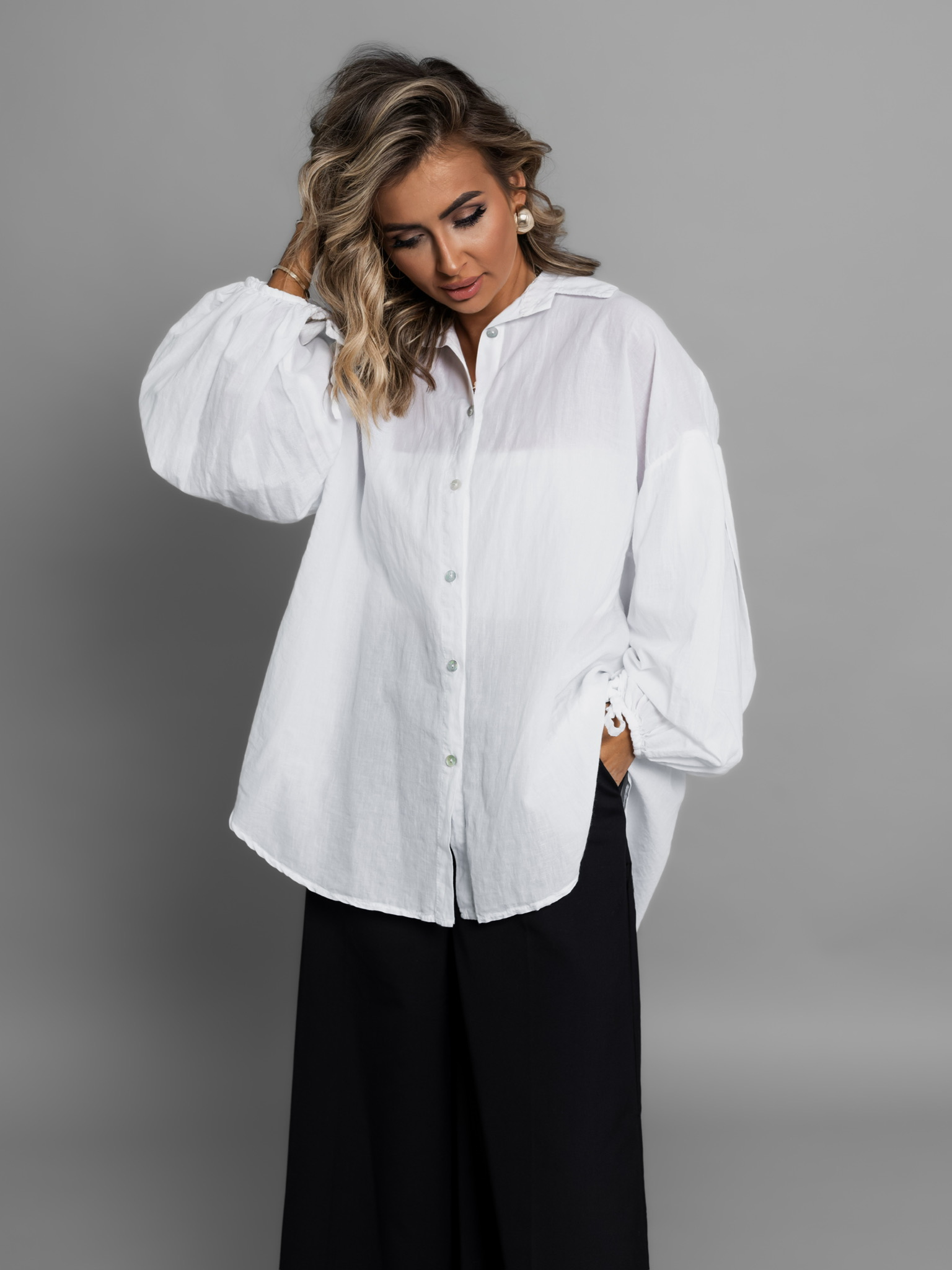 Bílá bavlněná basic oversize košile ALEEZA Velikost: ONESIZE - Obrázek 3