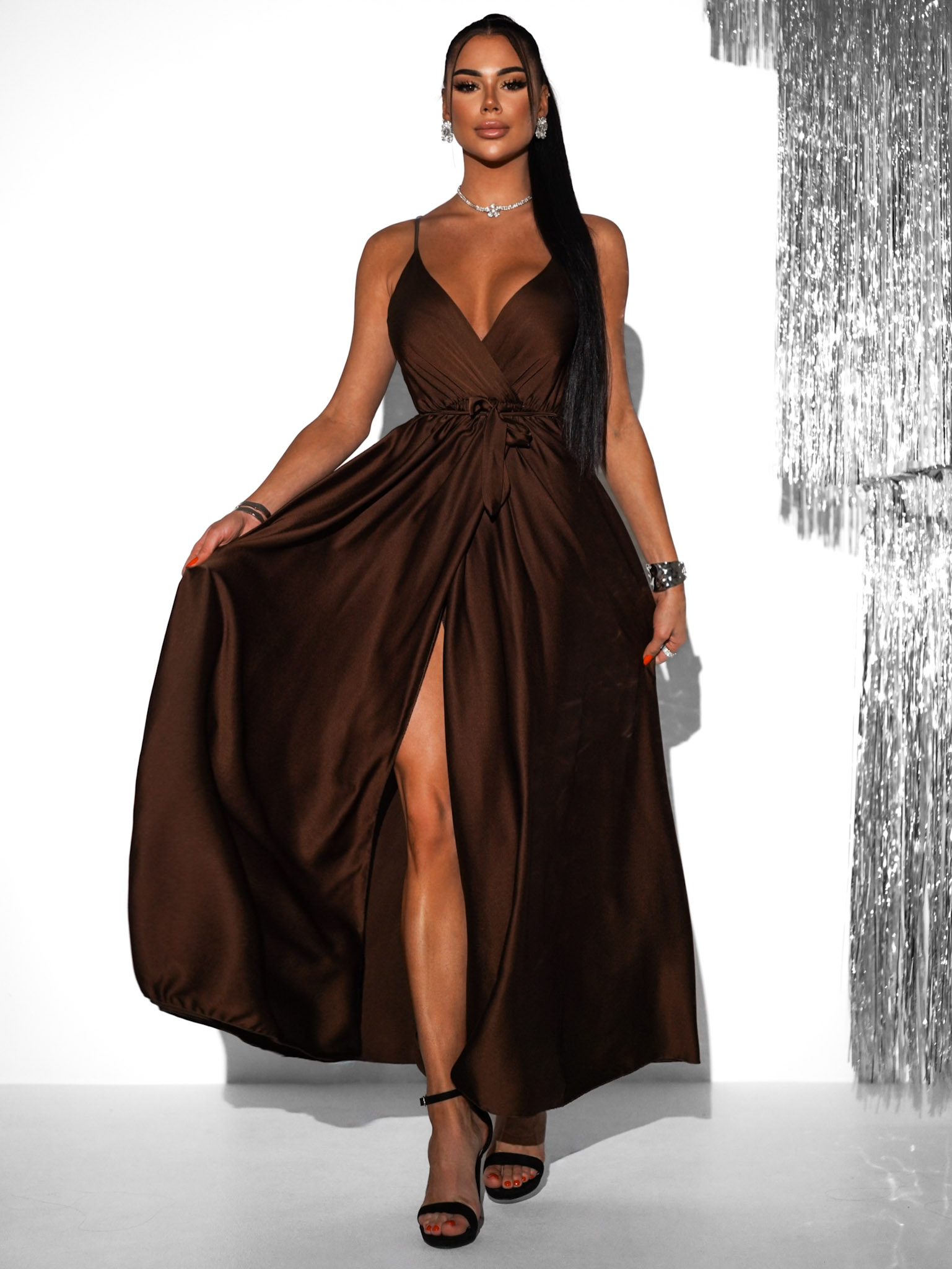 Tmavě hnědé saténové dlouhé  šaty FAIRYTALE - Obrázek 2