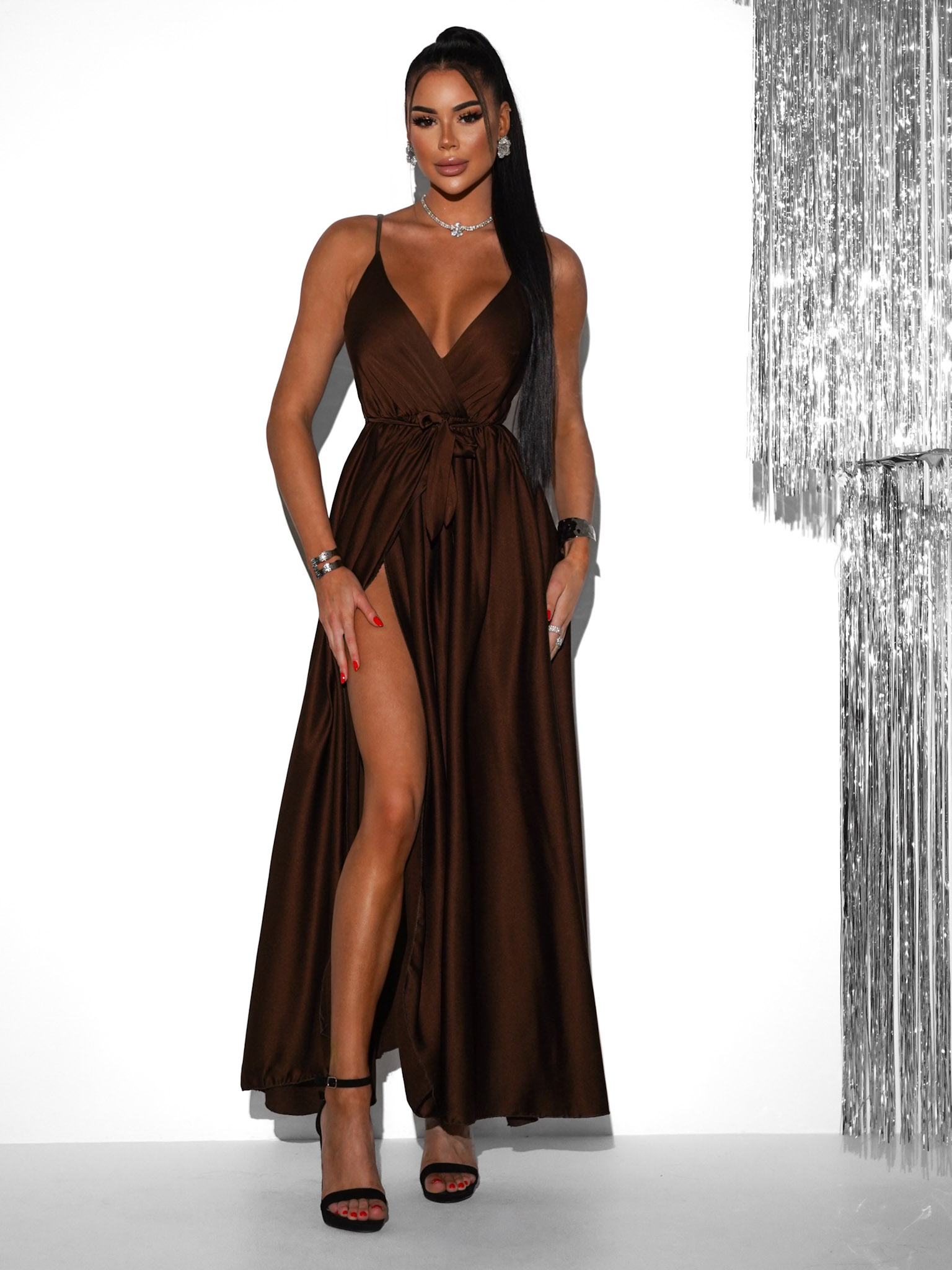 Tmavě hnědé saténové dlouhé  šaty FAIRYTALE - Obrázek 3