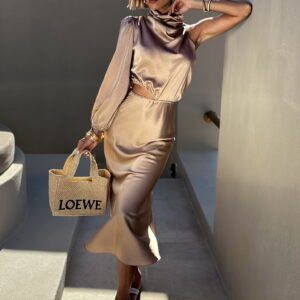 Béžové saténové šaty NEVER s průstřihem Velikost: ONESIZE