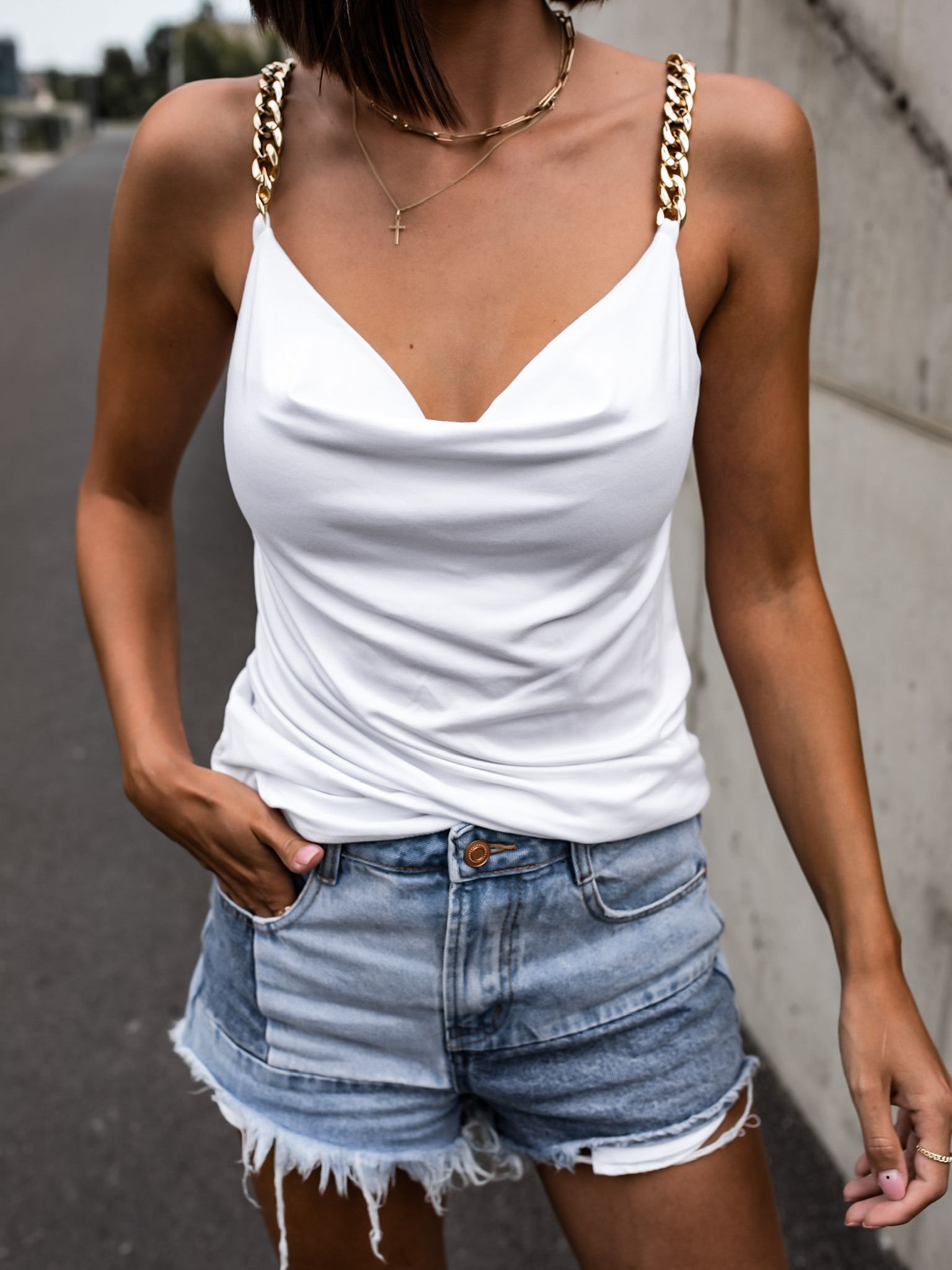 Bílý top OLIVIA s řetízkovými ramínky