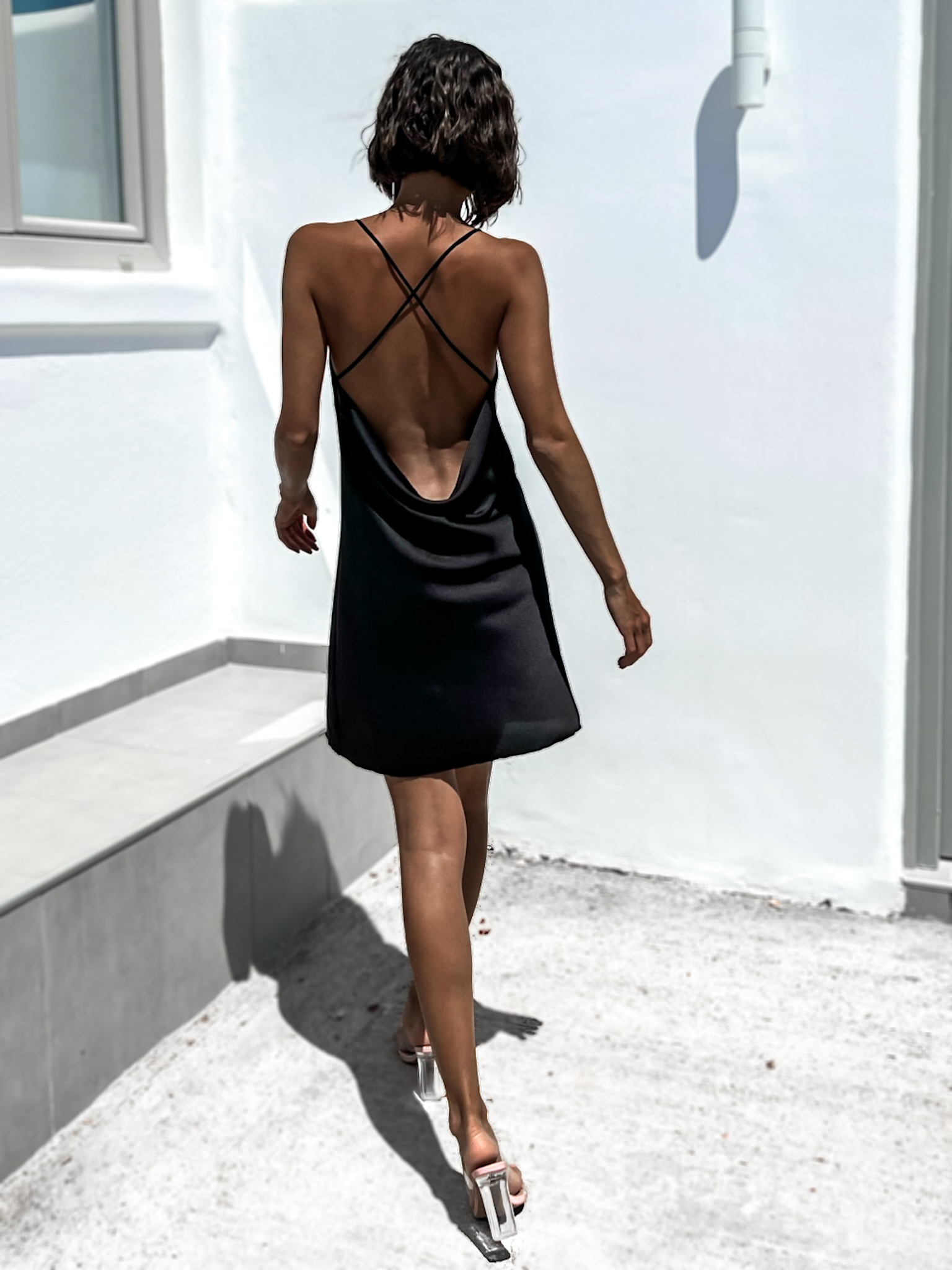 Černé lesklé šaty IZZY s tenkými ramínky - Obrázek 2
