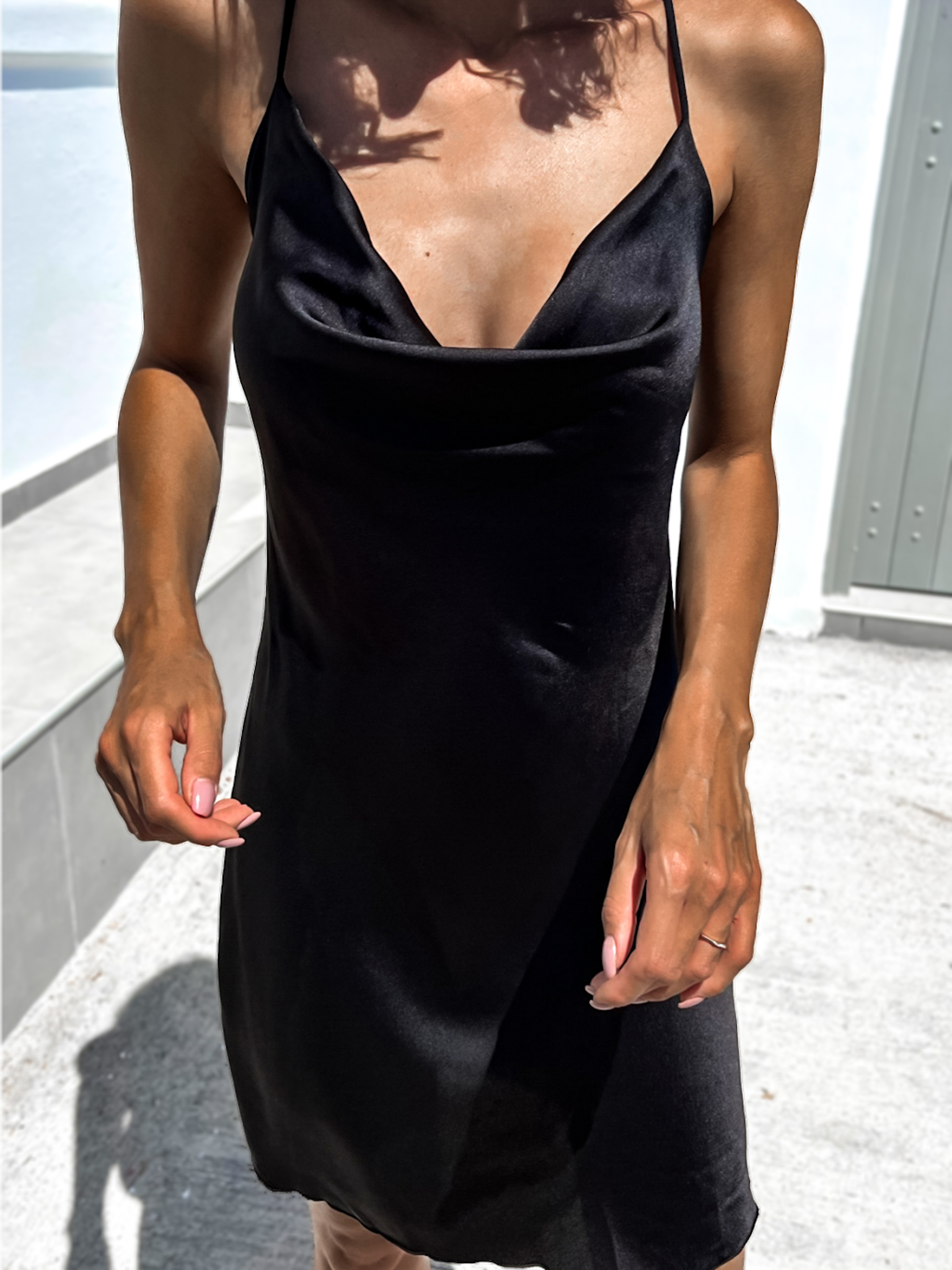 Černé lesklé šaty IZZY s tenkými ramínky - Obrázek 3