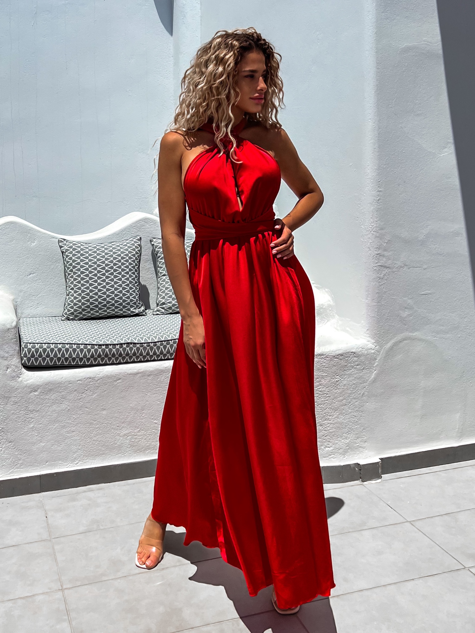 Červené lesklé šaty VALERDI s variabilním vázáním a rozparkem - Obrázek 3