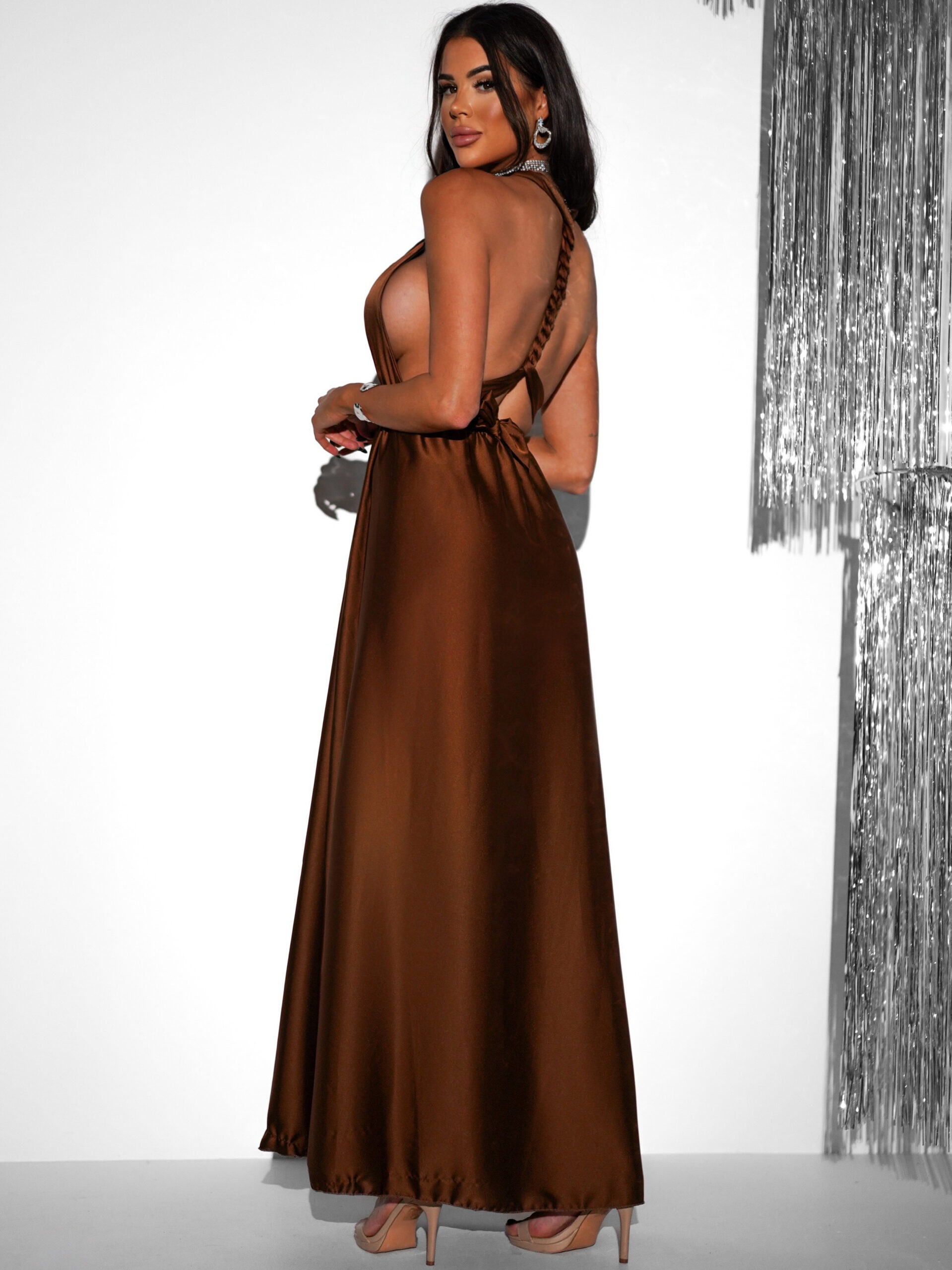 Hnědé lesklé šaty VALERDI s variabilním vázáním a rozparkem Velikost: ONESIZE - Obrázek 2