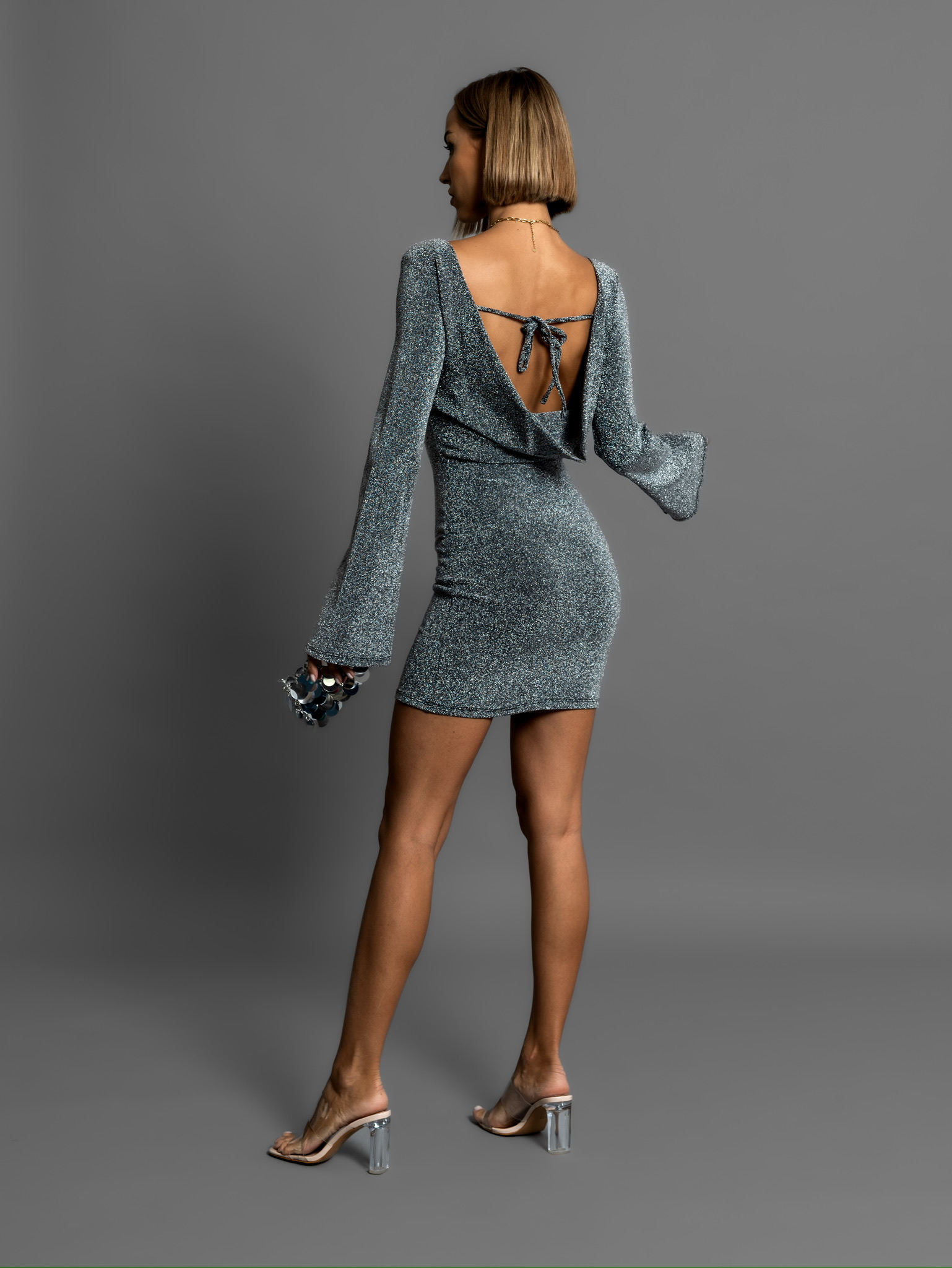 Stříbrné krátké koktejlové šaty HEDGES s holými zády Velikost: ONESIZE - Obrázek 2