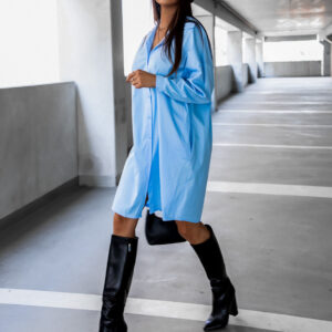 Světle modré košilové šaty ROY s bílým nápisem