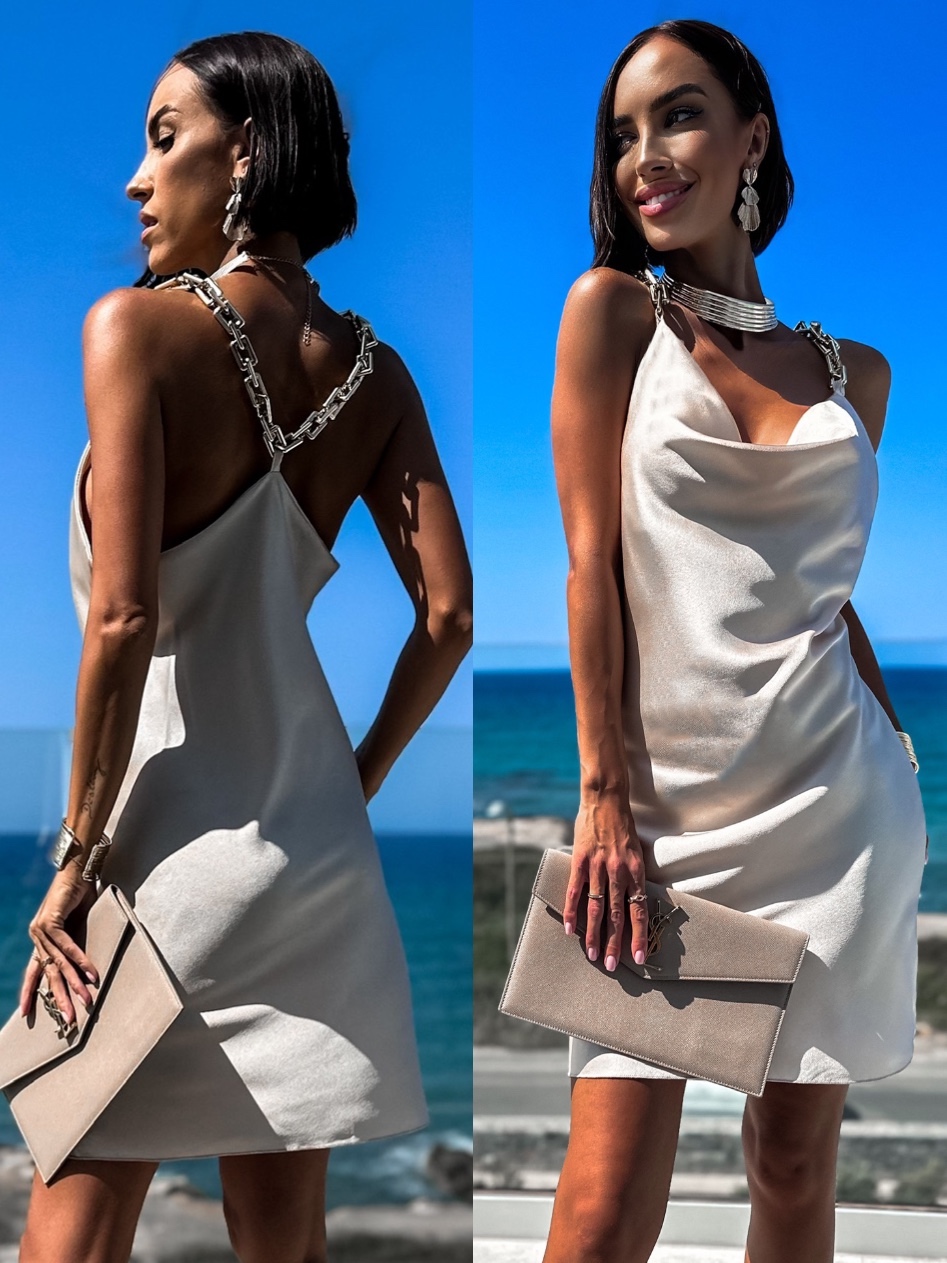 Béžové lesklé šaty IRELY se zlatými řetízky