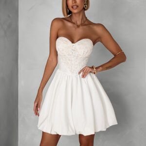 Bílé krátké šaty NAMSOSE s áčkovou sukní Velikost: M/L