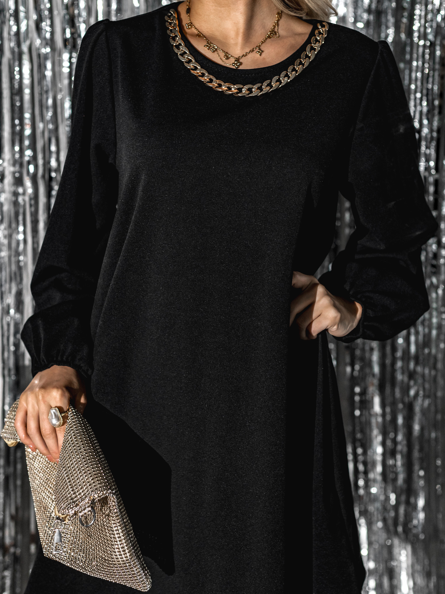 Černé áčkové šaty OMFALE s řetízkem Velikost: ONESIZE - Obrázek 3