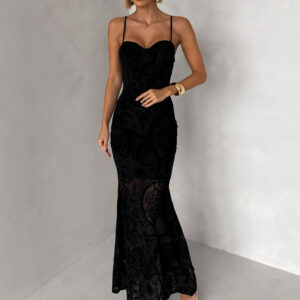 Černé dlouhé společenské šaty AVENZIA na ramínka Velikost: M/L