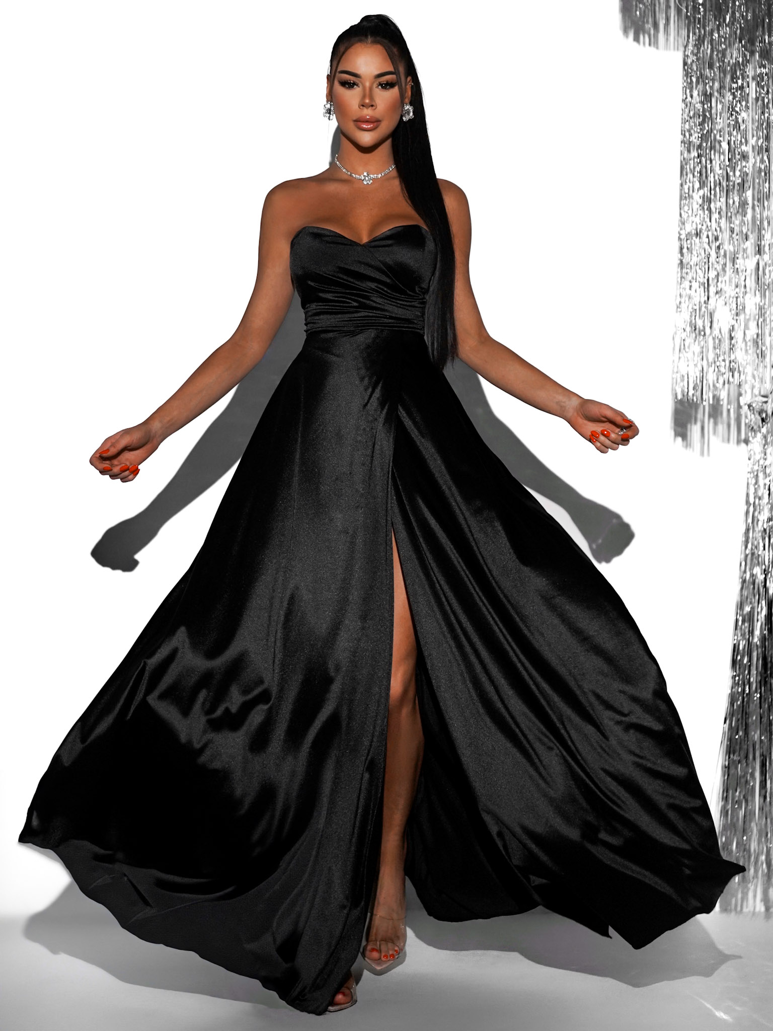 Černé saténové dlouhé šaty SYCHAEUS bez ramínek Velikost: ONESIZE - Obrázek 2