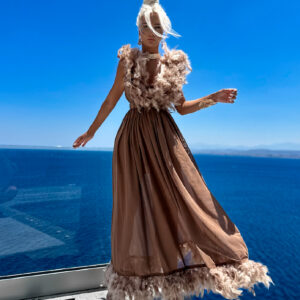 Hnědé elegantní šaty ENSAN s peřím Velikost: M/L