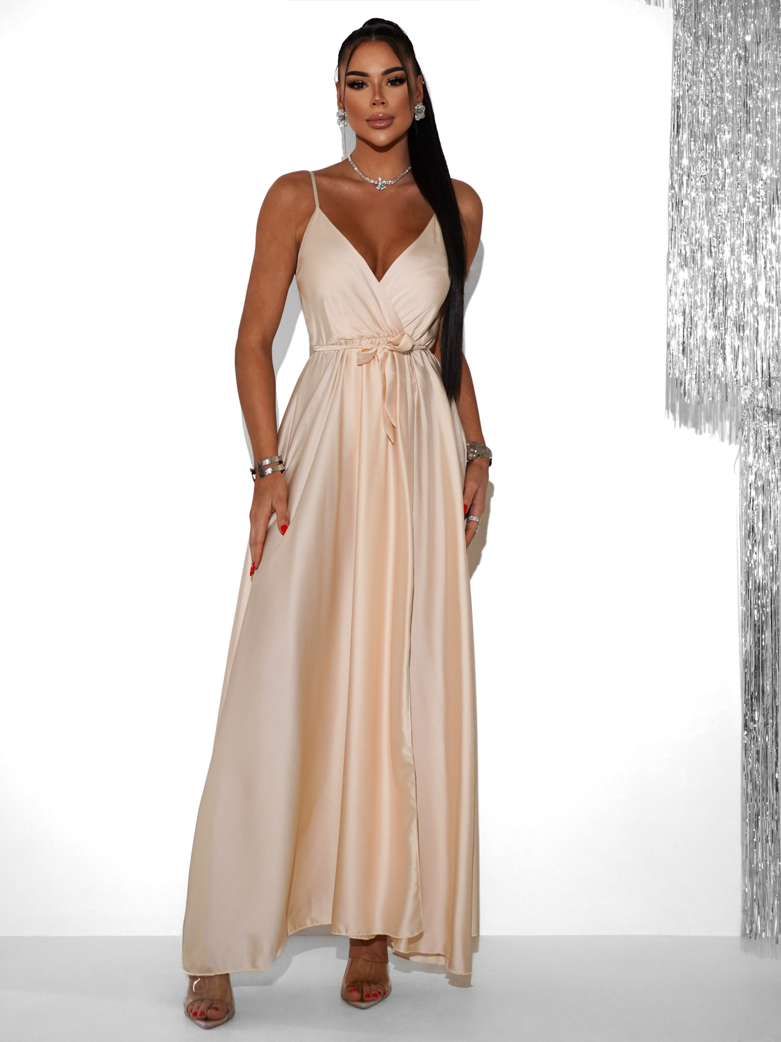 Krémové saténové dlouhé šaty FAIRYTALE s výstřihem Velikost: ONESIZE - Obrázek 2