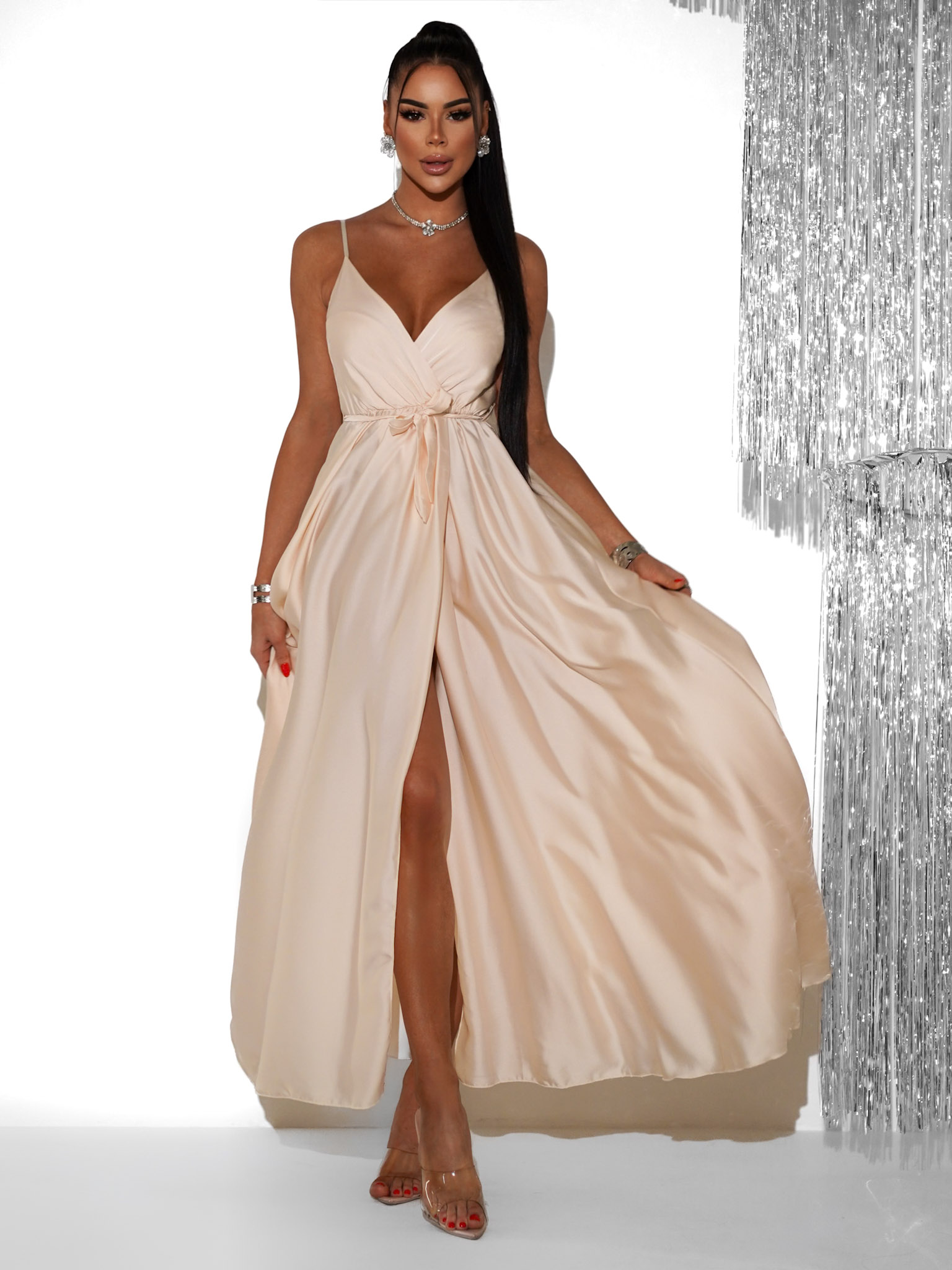 Krémové saténové dlouhé šaty FAIRYTALE s výstřihem Velikost: ONESIZE - Obrázek 3