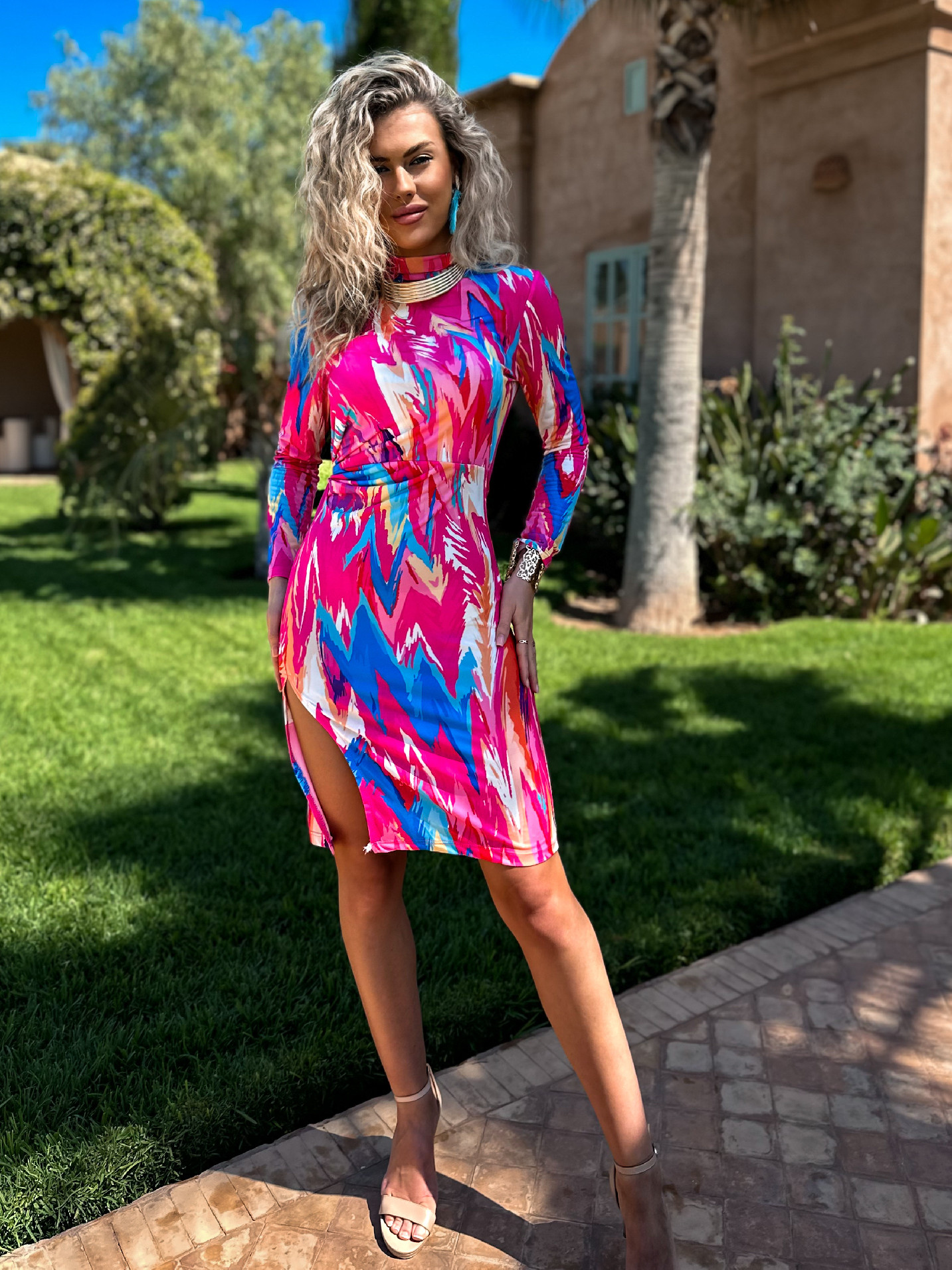 Růžové elastické krátké šaty NEJAT s rozparkem Velikost: ONESIZE - Obrázek 3