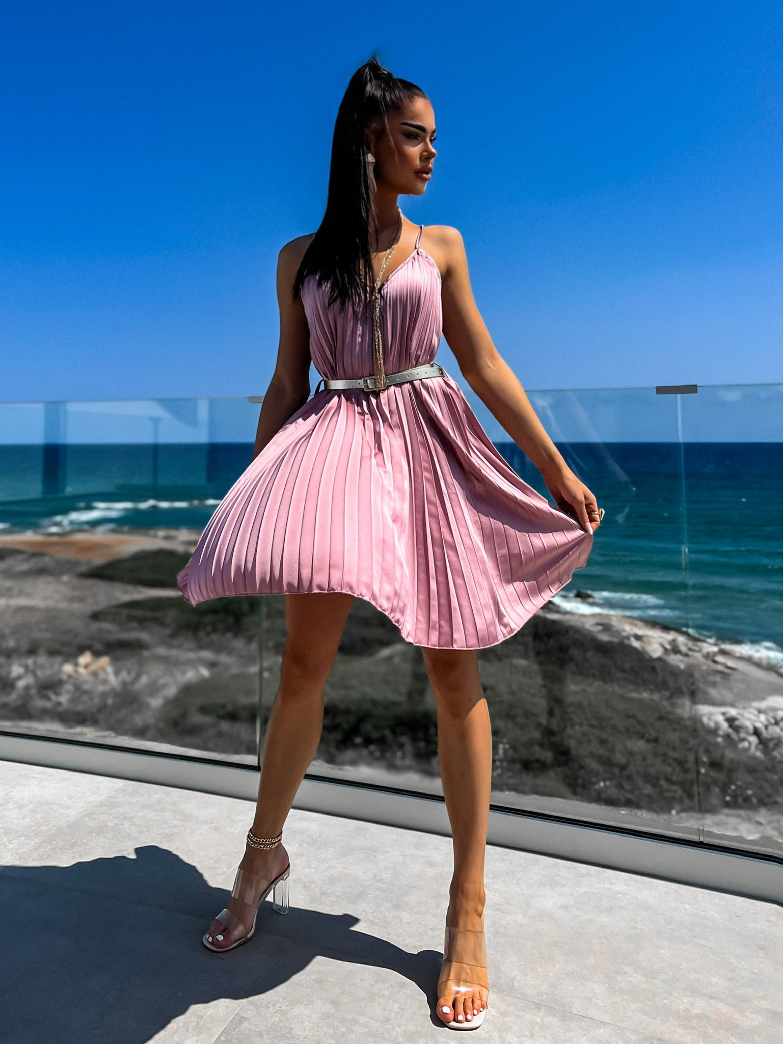 Starorůžové lesklé plisované šaty CLAURA se zlatým páskem Velikost: ONESIZE - Obrázek 2