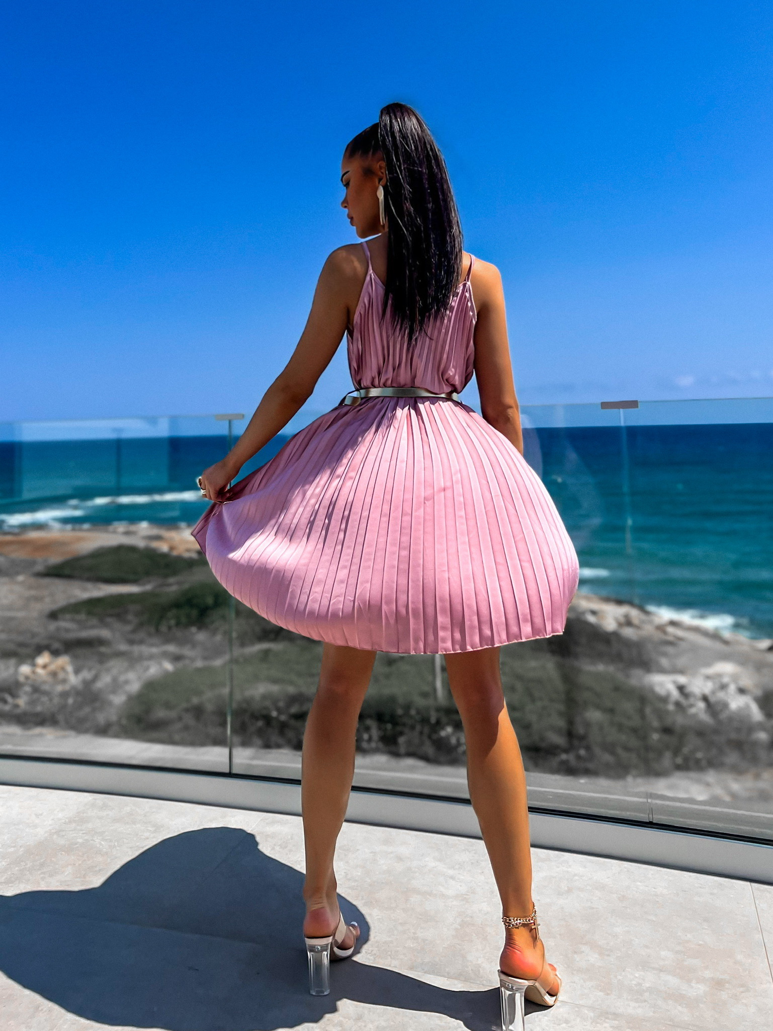 Starorůžové lesklé plisované šaty CLAURA se zlatým páskem Velikost: ONESIZE - Obrázek 3