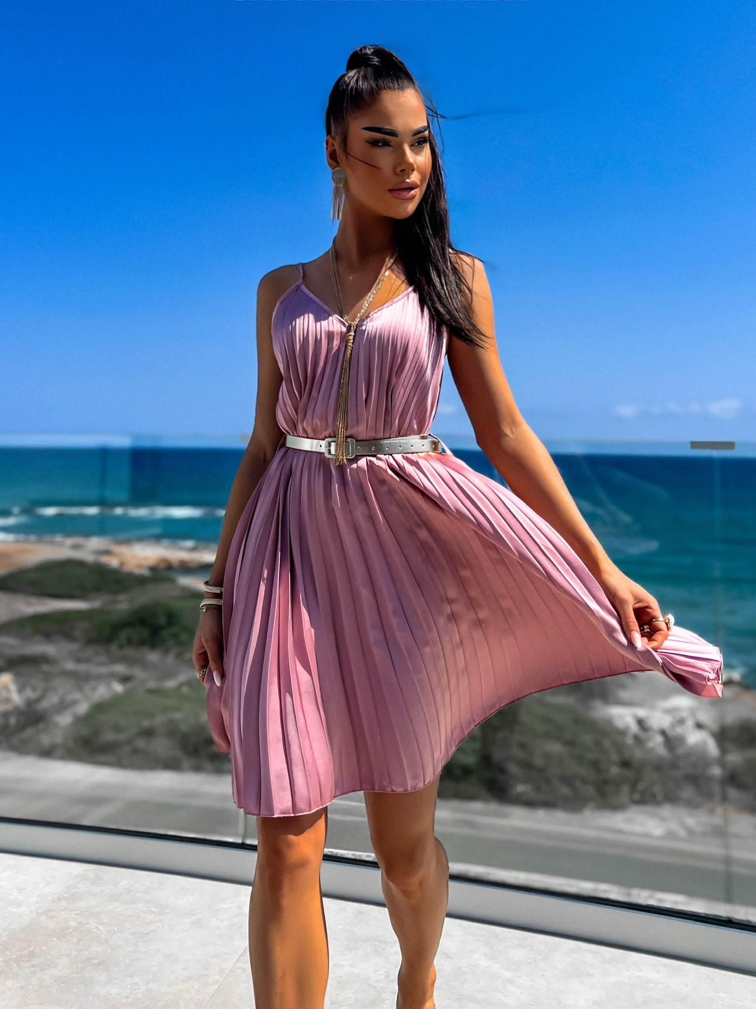 Starorůžové lesklé plisované šaty CLAURA se zlatým páskem Velikost: ONESIZE