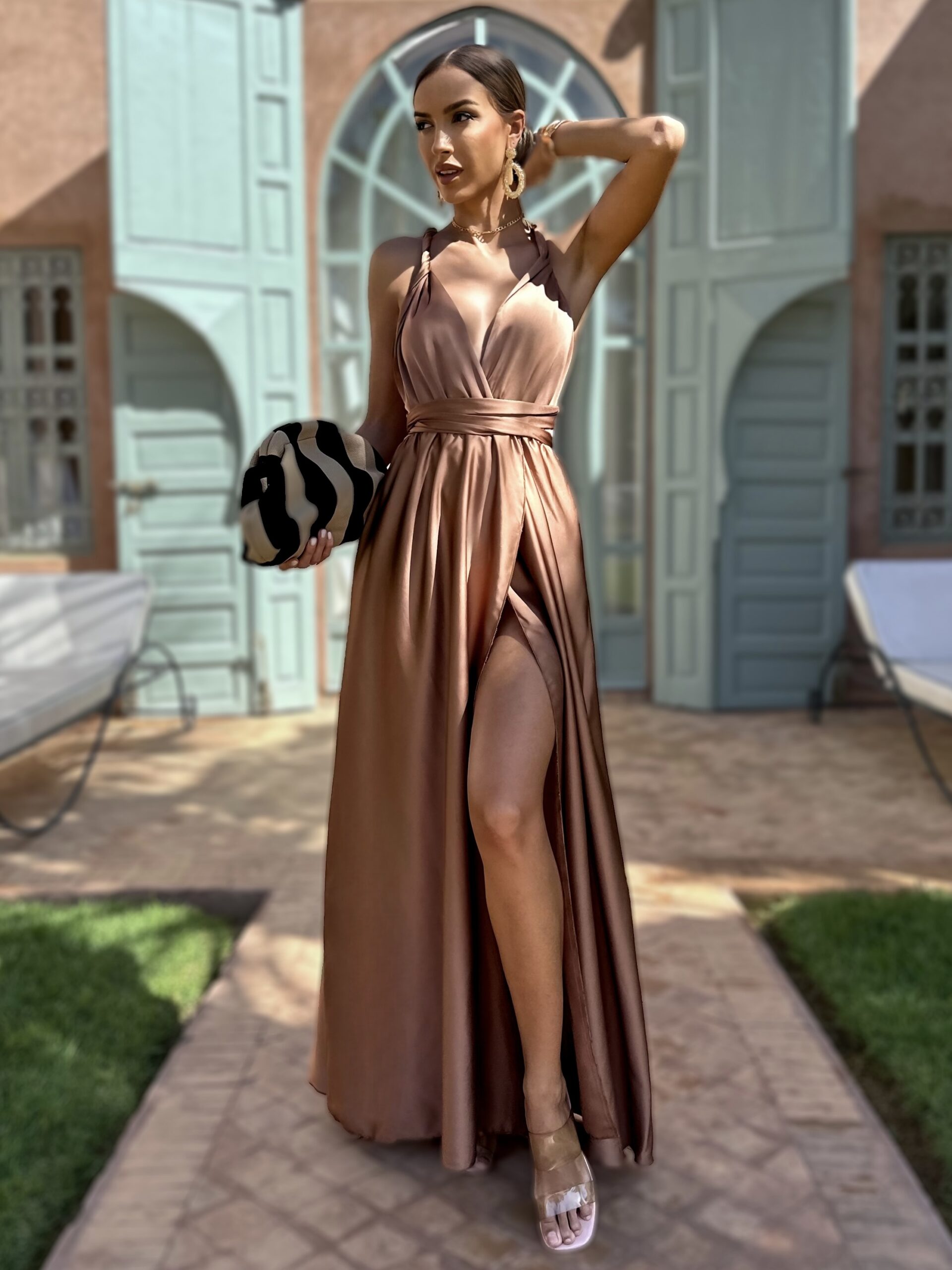 Světle hnědé dlouhé šaty VALERDI s variabilním vázáním a rozparkem Velikost: ONESIZE - Obrázek 3