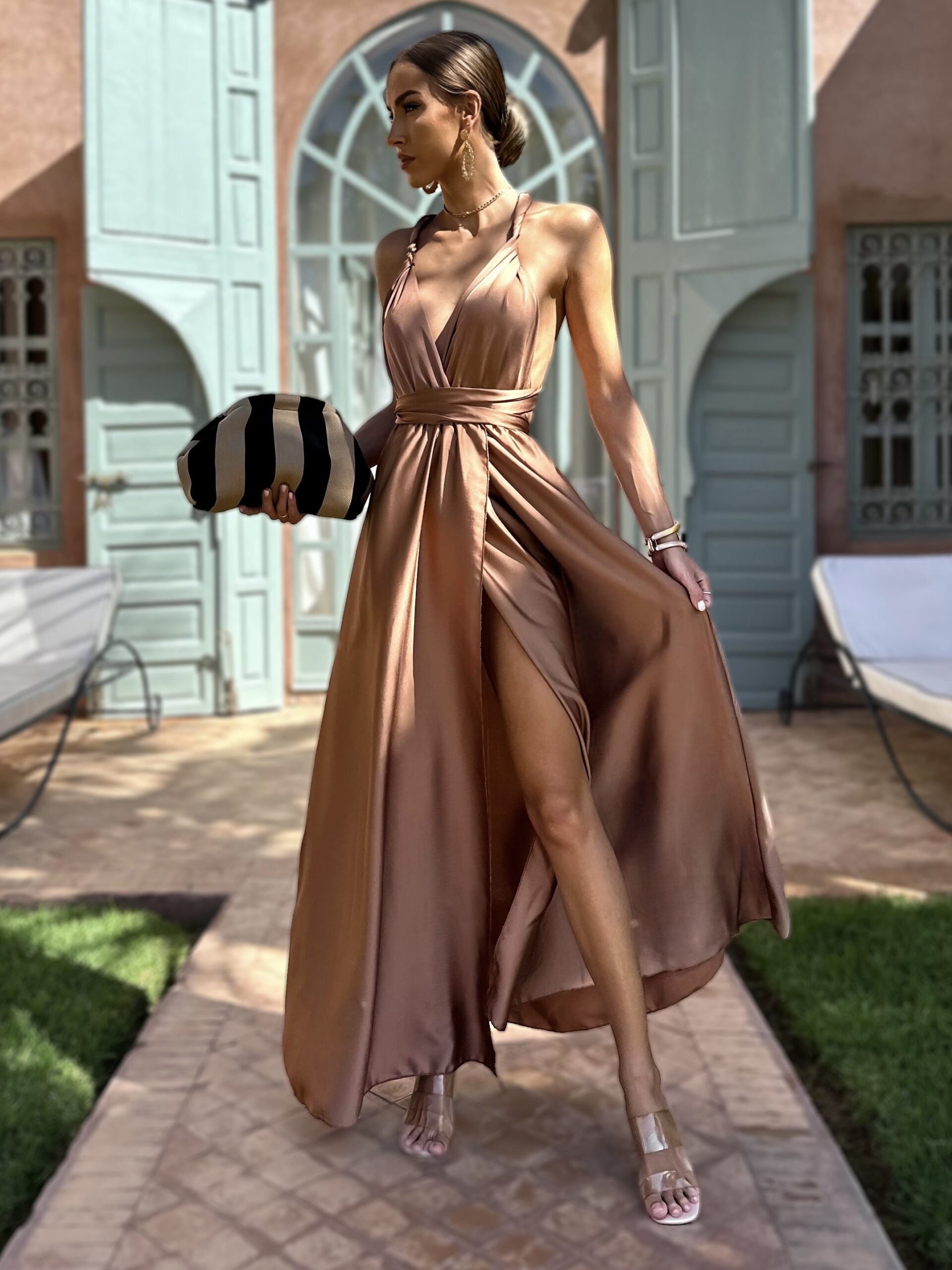 Světle hnědé dlouhé šaty VALERDI s variabilním vázáním a rozparkem Velikost: ONESIZE