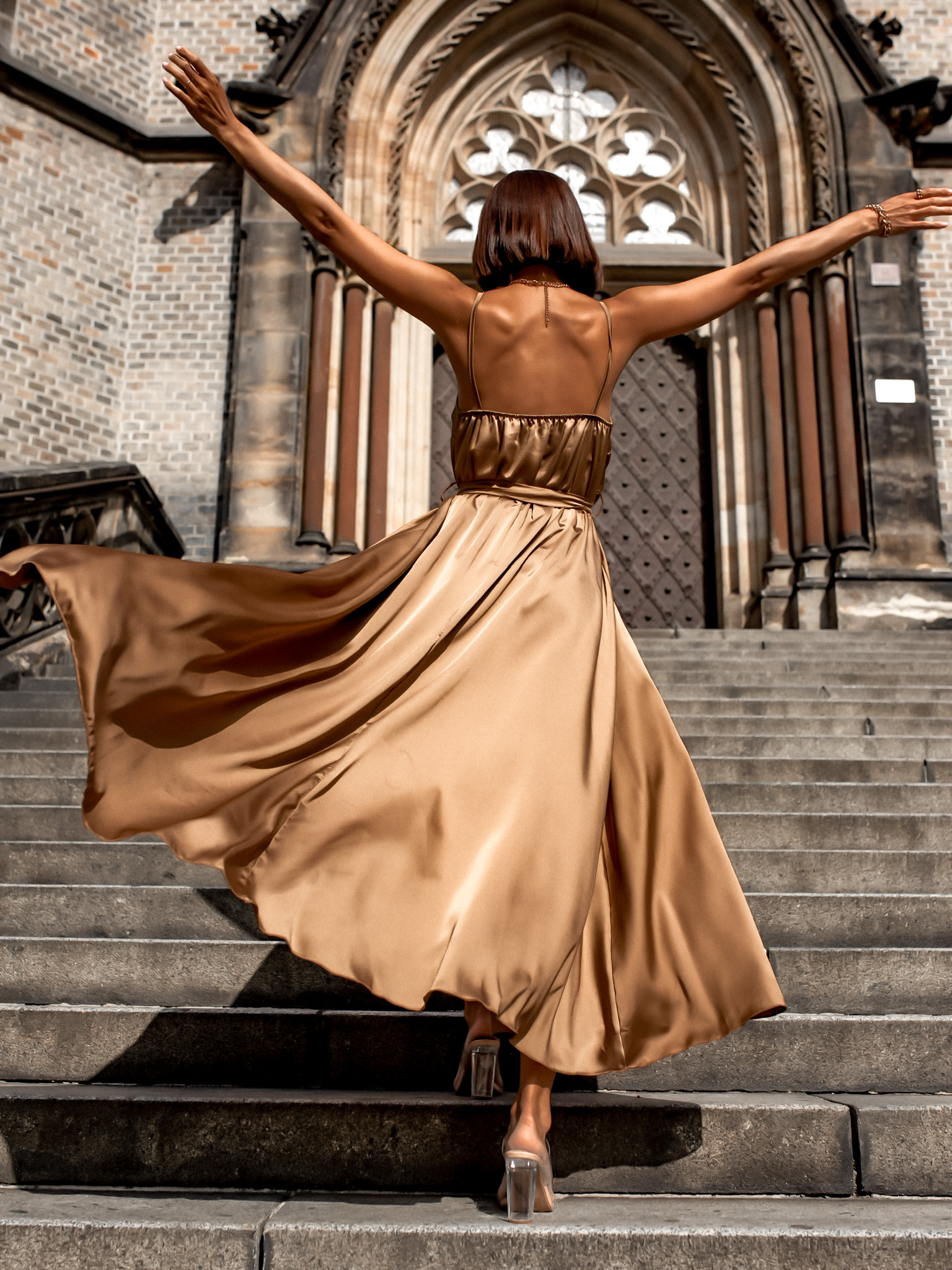 Světle hnědé elegantní dlouhé šaty FAIRYTALE - Obrázek 2