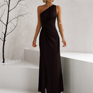 Tmavě hnědé společenské šaty FIAMMAR na jedno rameno Velikost: ONESIZE