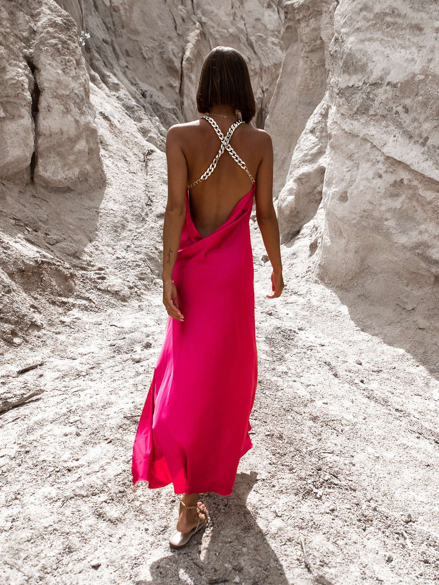 Tmavě růžové lesklé elegantní šaty MENLEYS se zlatými ramínky - Obrázek 2