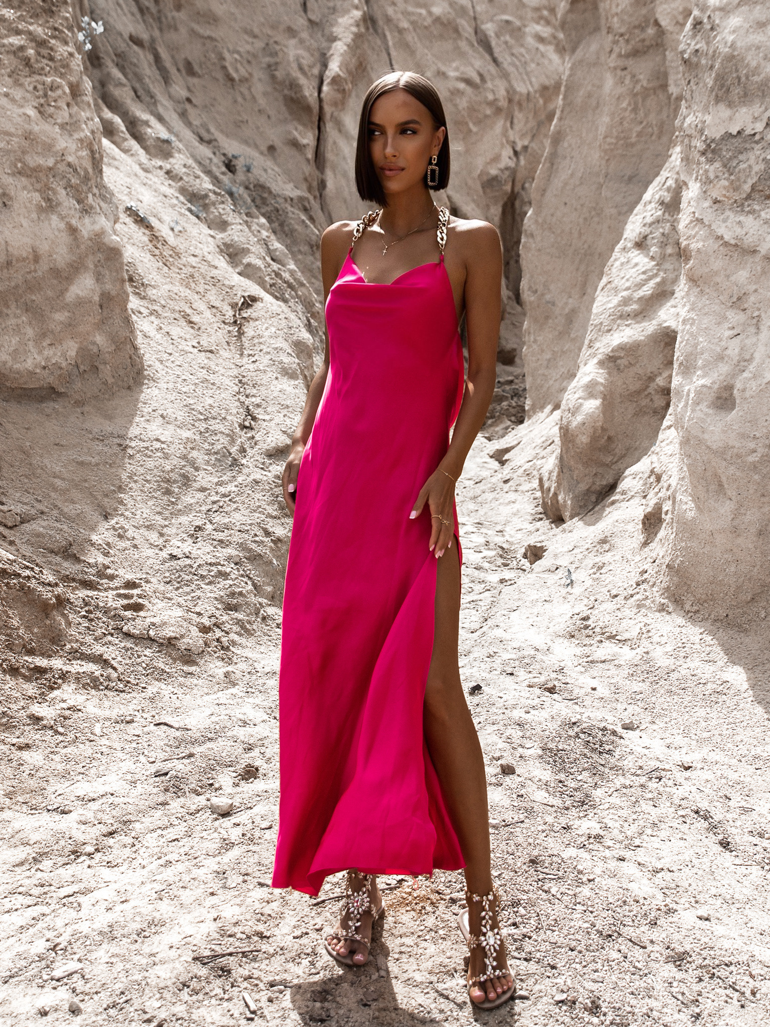 Tmavě růžové lesklé elegantní šaty MENLEYS se zlatými ramínky - Obrázek 3