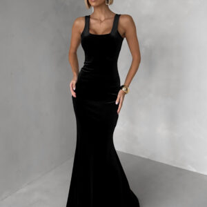 Černé sametové přiléhavé společenské šaty UMERY Velikost: ONESIZE