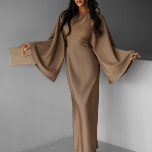 Hnědé oversize dlouhé saténové šaty AVAN s vázáním Velikost: M