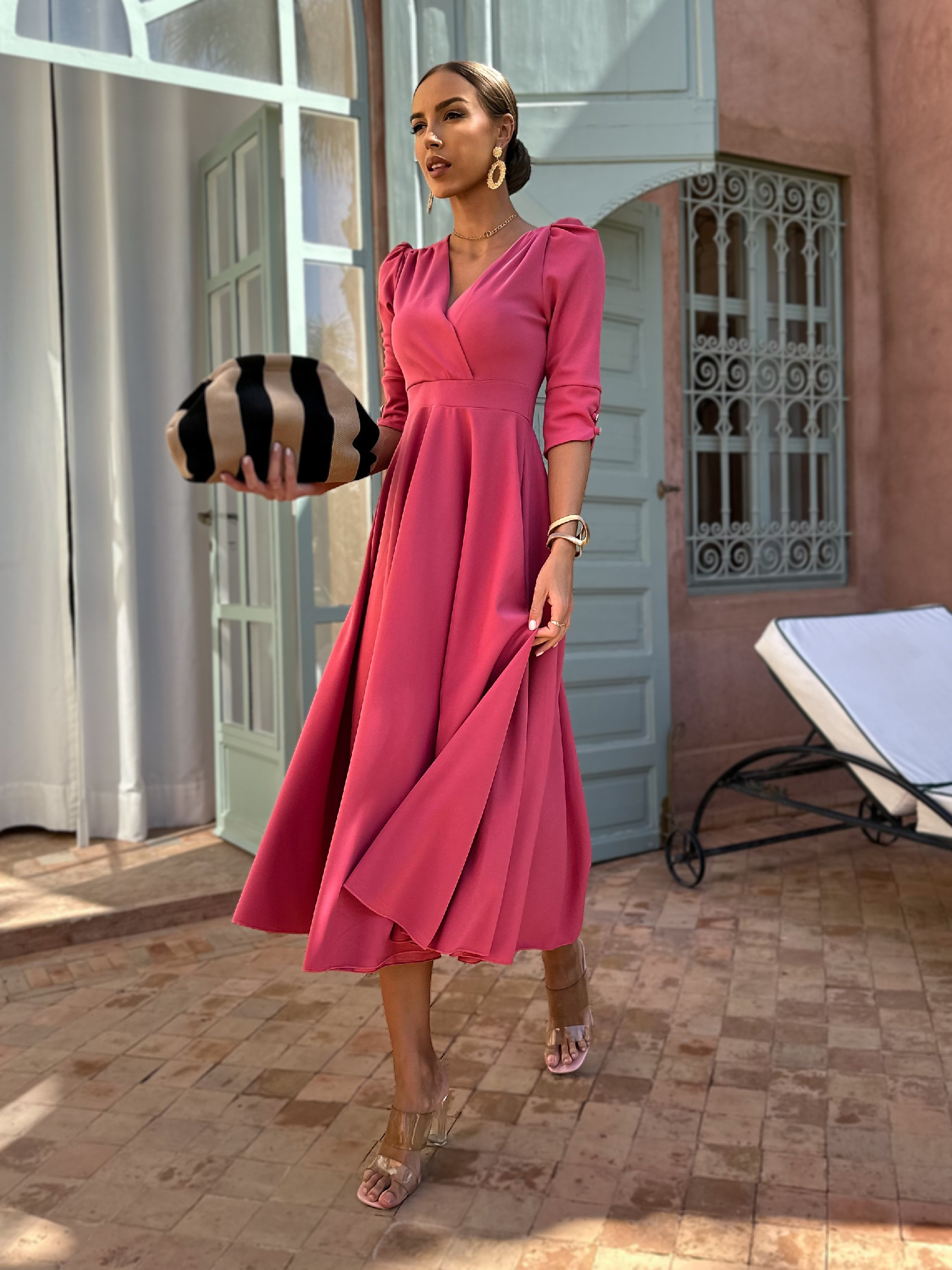 Malinové dlouhé vypasované šaty LAPATA s výstřihem Velikost: ONESIZE - Obrázek 2