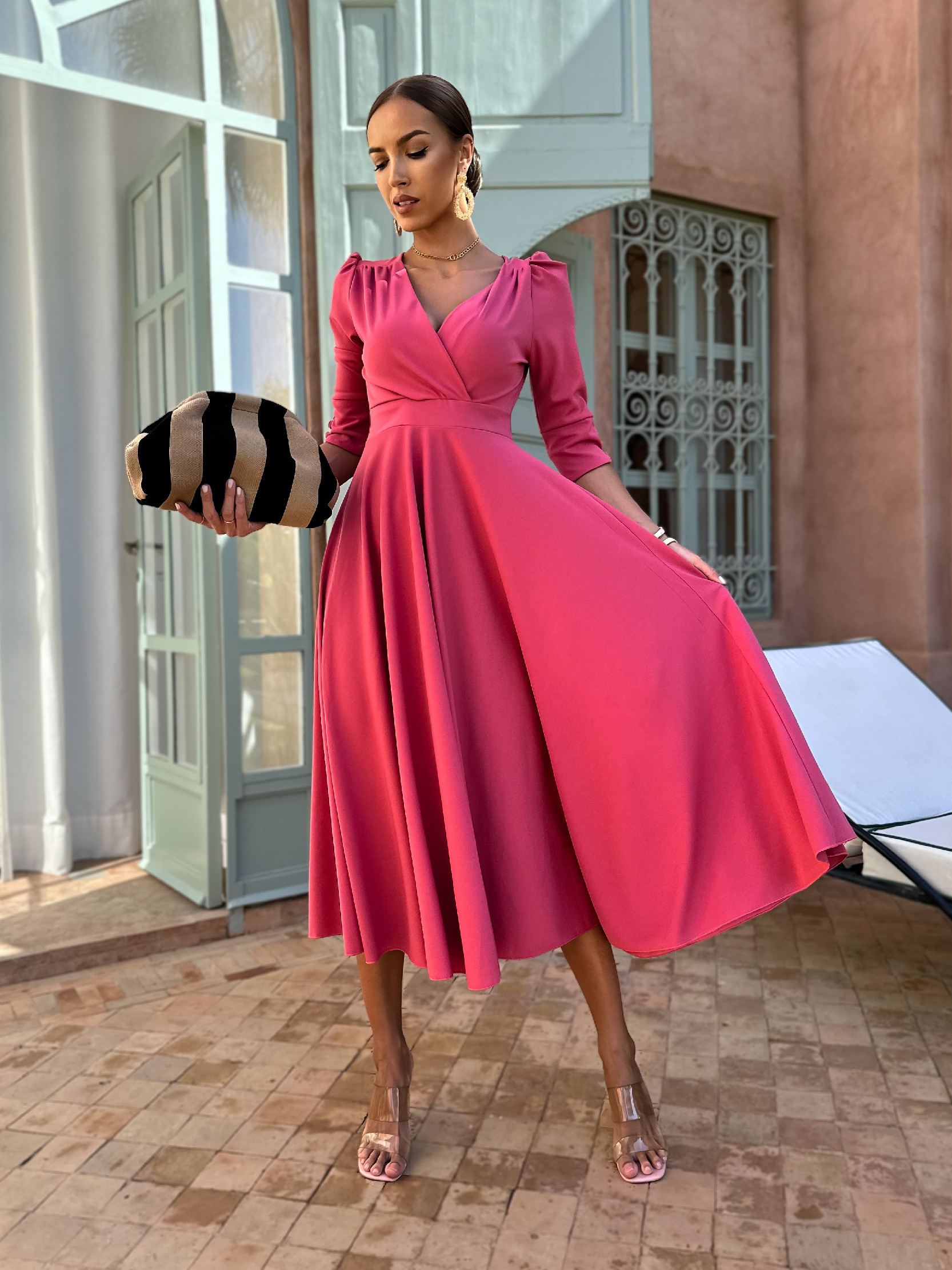 Malinové dlouhé vypasované šaty LAPATA s výstřihem Velikost: ONESIZE - Obrázek 3