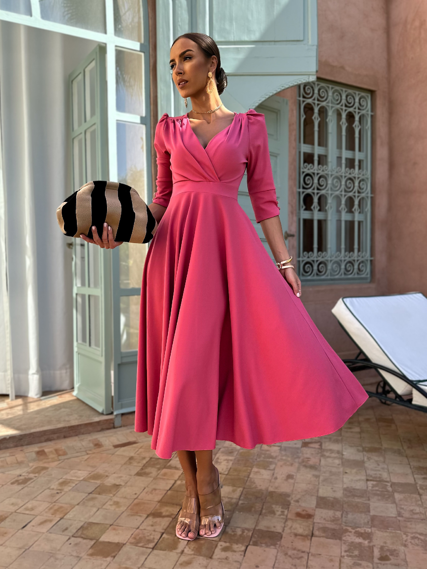 Malinové dlouhé vypasované šaty LAPATA s výstřihem Velikost: ONESIZE