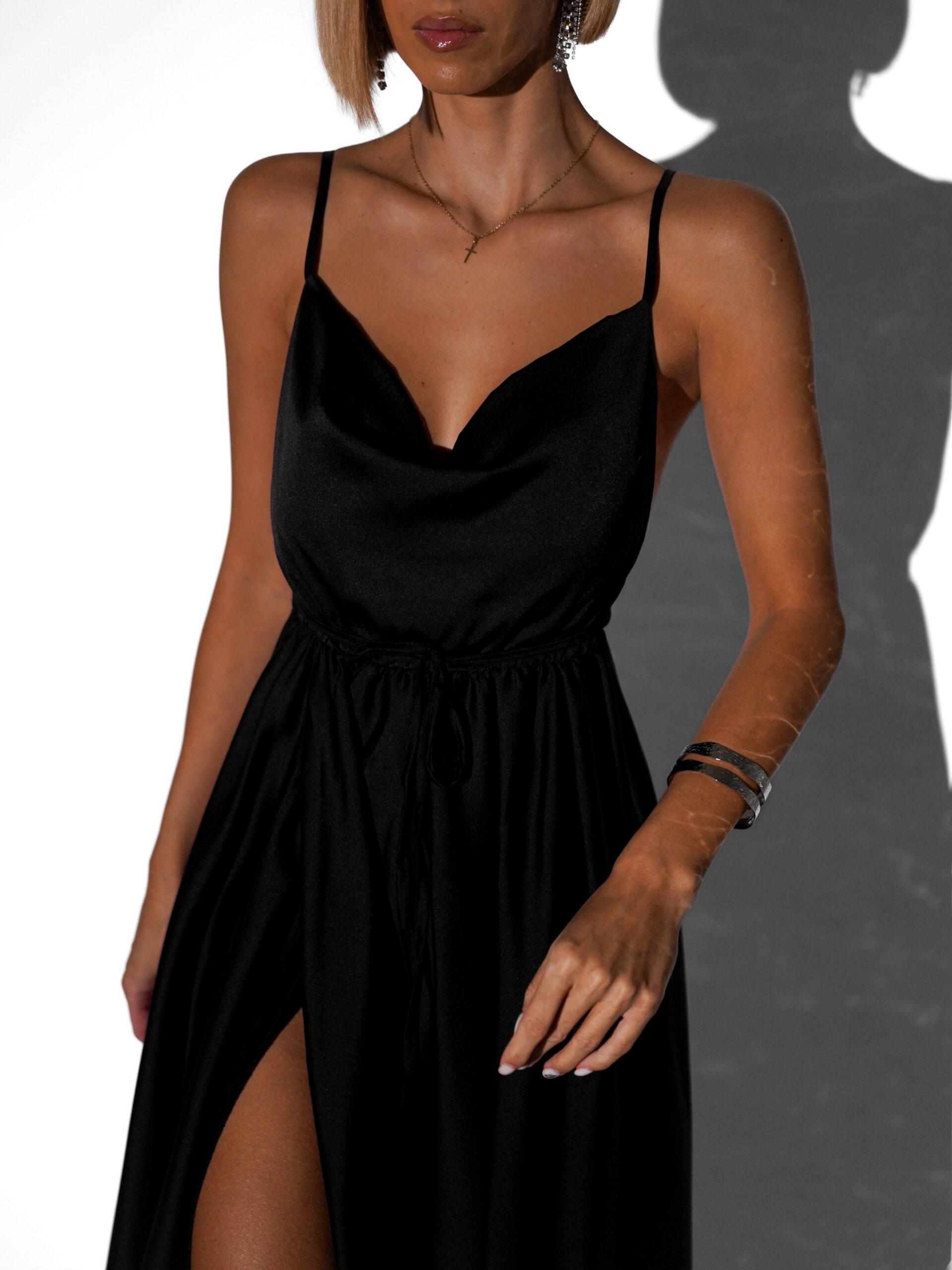 Černé lesklé elegantní šaty YASMINE s rozparkem Velikost: ONESIZE - Obrázek 3