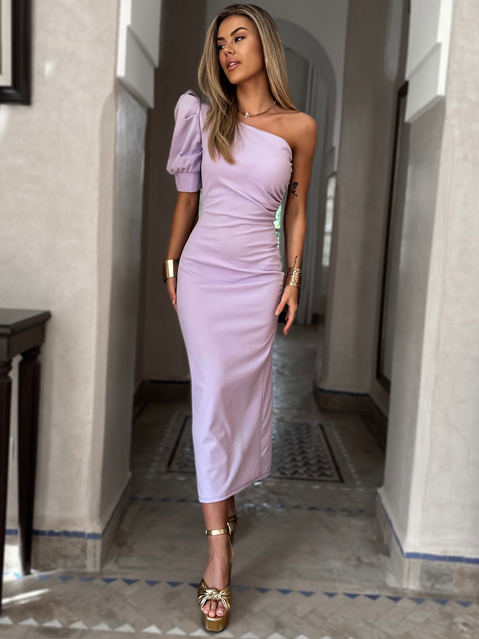 Fialové elegantní midišaty ROMANES na jedno rameno Velikost: ONESIZE