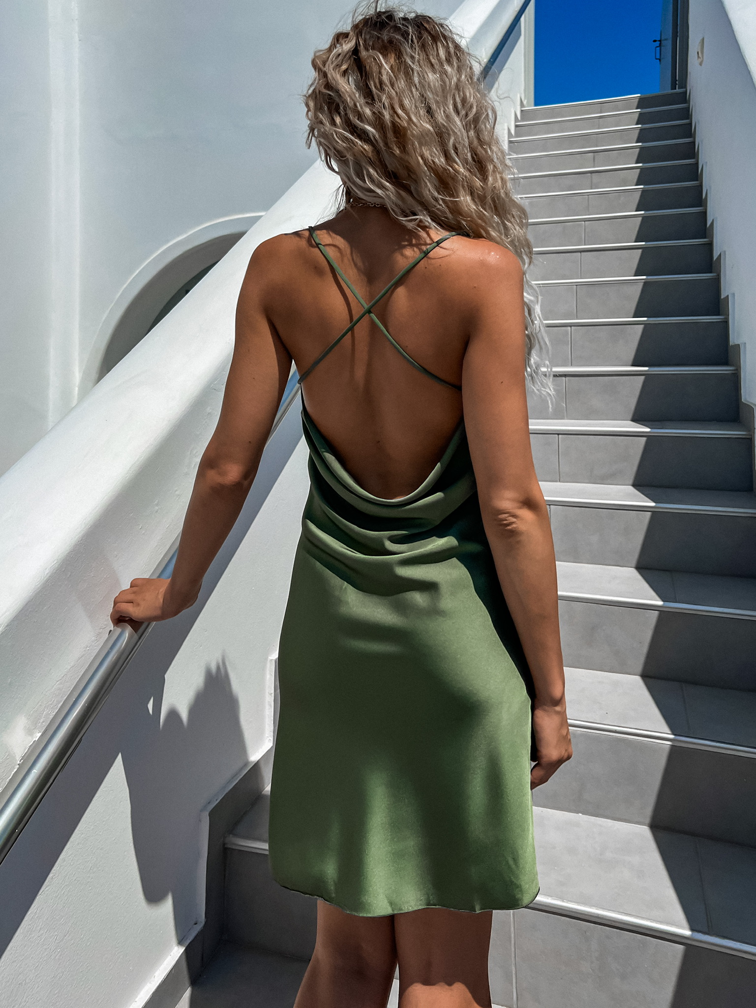 Khaki lesklé šaty IZZY s tenkými ramínky - Obrázek 2