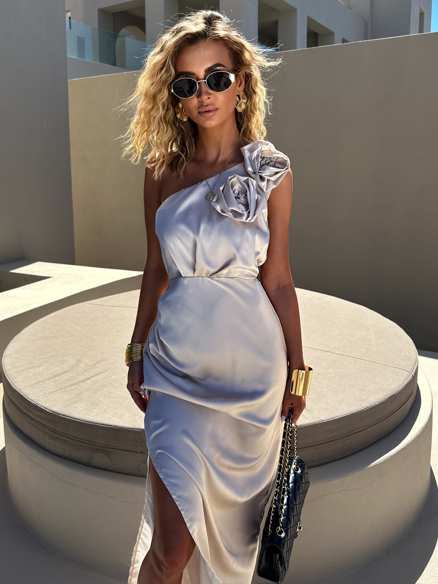 Krémové elegantní midi šaty ROULES na jedno rameno Velikost: ONESIZE - Obrázek 2