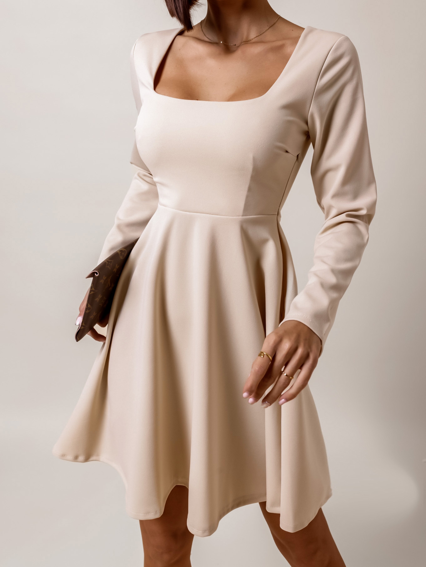 Krémové elegantní šaty BUTTONI jednoduchého střihu Velikost: ONESIZE - Obrázek 2