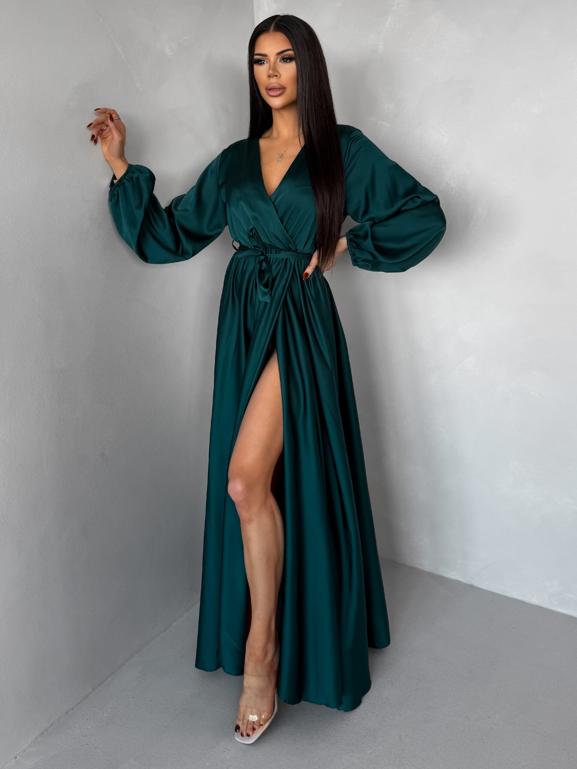 Tmavě petrolejové dlouhé saténové šaty WOMAN s páskem Velikost: ONESIZE - Obrázek 2