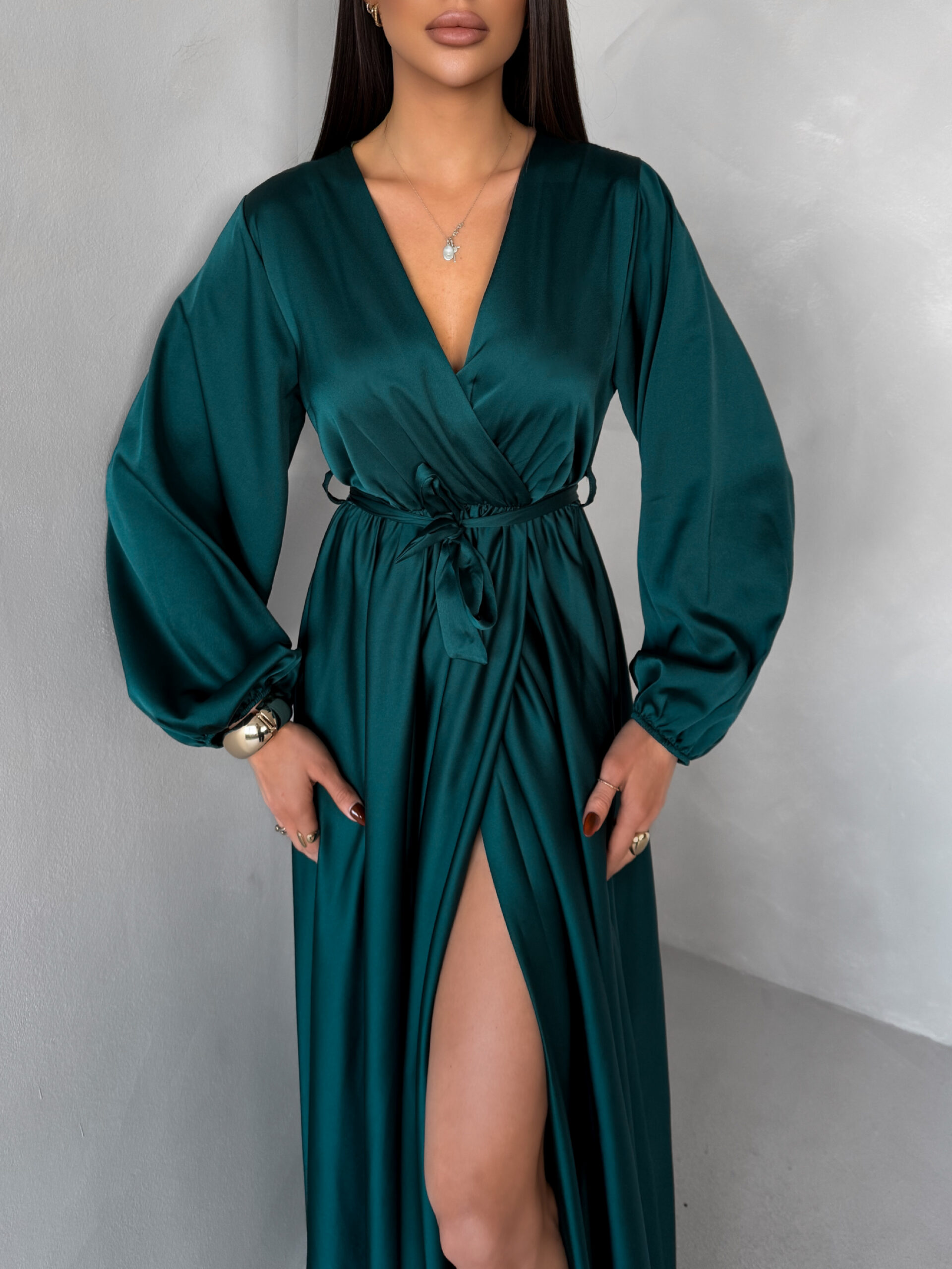 Tmavě petrolejové dlouhé saténové šaty WOMAN s páskem Velikost: ONESIZE - Obrázek 3