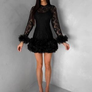 Černé krajkové mini koktejlové šaty VINDORA s tylovým volánem Velikost: M/L