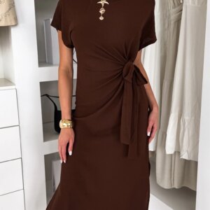 Hnědé lehké vypasované šaty NIRELA s vázáním Velikost: ONESIZE